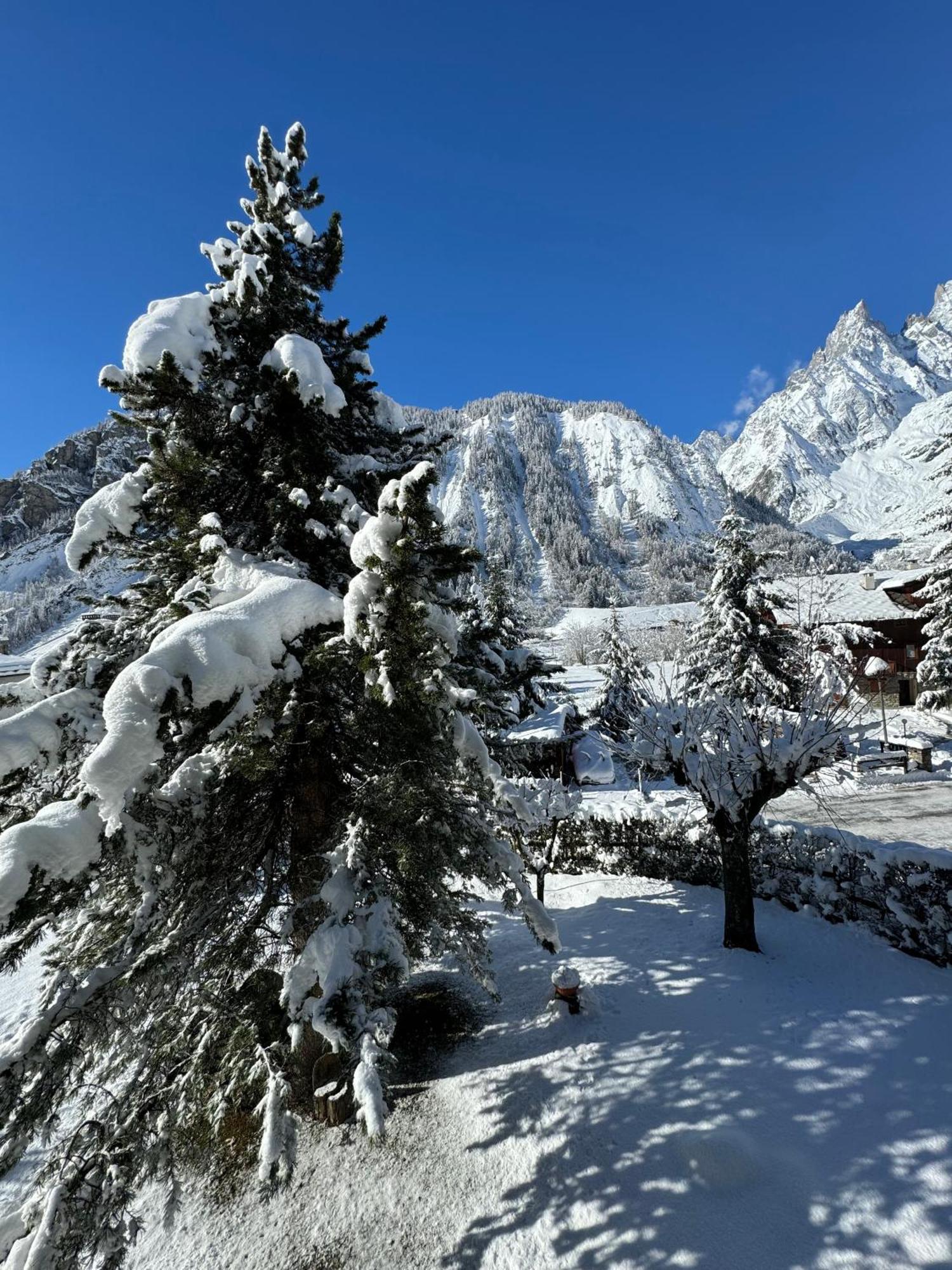 Hotel Aiguille Noire Courmayeur Exterior photo